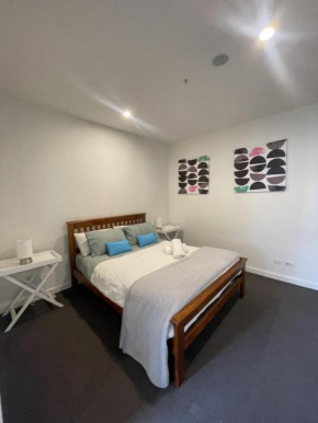 Modern 1BD Apt w free parking in central Brunswick
